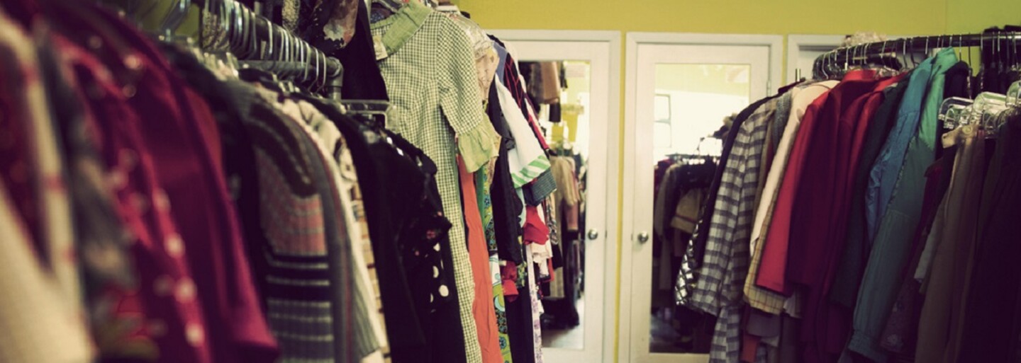 V Košiciach otvorili charity shop. Štýlové aj značkové oblečenie si tam môžeš nakúpiť za symbolickú cenu a ešte aj pomôžeš ľuďom v núdzi