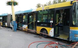 V Košiciach sa autobus bez vodiča rútil dolu kopcom, ľudia vyskakovali za jazdy. Vozidlo zastavil až stĺp