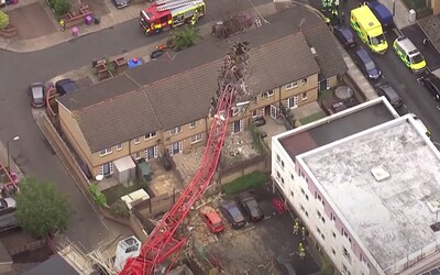 V Londýne sa zrútil 20-metrový žeriav na radový dom, štyria ľudia sú zranení. Tragédiu zachytáva video