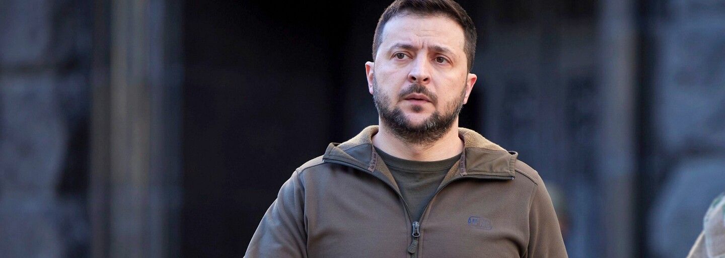 V Londýně za 90 tisíc liber vydražili khaki bundu, kterou měl na sobě Volodymyr Zelenskyj