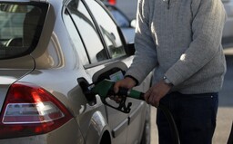V Maďarsku dávajú Slovákom limity na benzín. Čerpacie stanice pre nedostatok paliva neraz zatvárajú