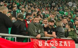 V Maďarsku na seba 15-tisíc fanúšikov kričí a prská, zatiaľ čo Slovensko plošne testuje. Covid-19 zrejme u susedov futbal obchádza