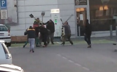 V Malackách sa muži mlátili lopatami a krompáčmi. Záznam zobrazuje hromadný útok agresorov V Malackách sa muži mlátili lopatami a krompáčmi. Záznam zobrazuje hromadný útok agresorov