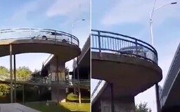 V Malackách si vodič Mercedesu pomýlil cestu s lávkou pre peších. Polícia zverejnila video plné vulgarizmov