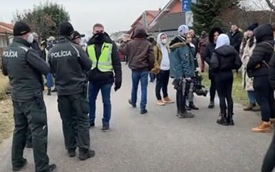 V Miloslavove protestuje asi 100 ľudí. Stretli sa blízko domu údajnej útočníčky, ktorá vraj zbila 11-ročné dievča