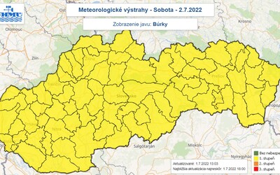 V najbližších hodinách na Slovensko dorazia intenzívne búrky a výnimočne aj krúpy. Ochladiť sa môže až o 8 °C