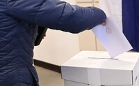 V najzápadnejšej obci Slovenska sa voľby začali načas, prvá volička prišla 2 minúty po siedmej