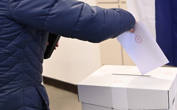 V najzápadnejšej obci Slovenska sa voľby začali načas, prvá volička prišla 2 minúty po siedmej