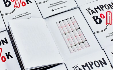 V Německu vydali knihu plnou tamponů. Upozorňuje na paradoxně nižší DPH na knihy než na dámské hygienické pomůcky V Německu vydali knihu plnou tamponů. Upozorňuje na paradoxně nižší DPH na knihy než na dámské hygienické pomůcky