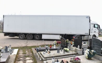 V Nitře už stojí třetí přívěs pro těla mrtvých V Nitře už stojí třetí přívěs pro těla mrtvých