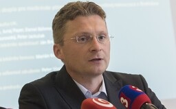 V nitrianskej nemocnici lekárov nútia brať si náhradné voľno, aby na nich ušetrili stovky eur. Prichádzajú prvé výpovede
