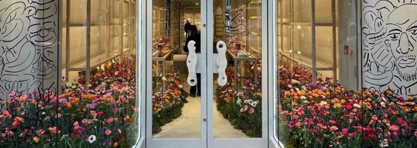 V obchodech značky Off-White™ jsou místo oblečení květiny a vzkazy pro zesnulého Virgila Abloha