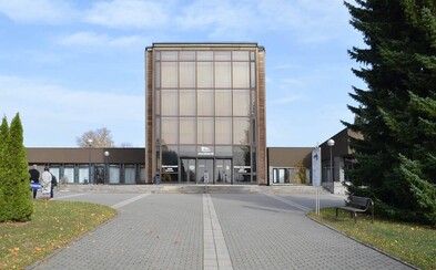 V ostravském krematoriu docházelo místo na mrtvá těla. Kvůli Covidu postavili venkovní chladírenské zařízení V ostravském krematoriu docházelo místo na mrtvá těla. Kvůli Covidu postavili venkovní chladírenské zařízení