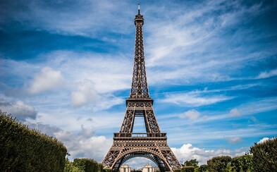 V Paríži evakuovali Eiffelovu vežu. Vyhrážali sa, že v nej umiestnili bombu V Paríži evakuovali Eiffelovu vežu. Vyhrážali sa, že v nej umiestnili bombu