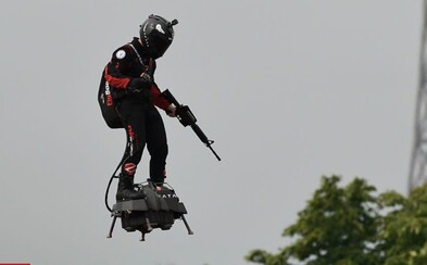 V Paříži se na vojenské přehlídce objevil člověk na létajícím prkně. Video zachycuje vynálezce na svém flyboardu V Paříži se na vojenské přehlídce objevil člověk na létajícím prkně. Video zachycuje vynálezce na svém flyboardu