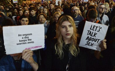 V Polsku přijímají kontroverzní zákon o sexu. Gynekologovi například hrozí vězení, pokud předepíše 17leté ženě antikoncepci V Polsku přijímají kontroverzní zákon o sexu. Gynekologovi například hrozí vězení, pokud předepíše 17leté ženě antikoncepci