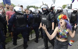 V Polsku se opět šíří protesty za práva LGBT osob, policie zadržela transgender aktivistku. Ve vazbě má zůstat až dva měsíce.
