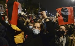 V Polsku zakázali téměř všechny interupce. Tisíce žen protestují v ulicích měst
