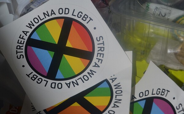 V Poľsku žije v „zónach bez LGBTI“ až dvanásť miliónov ľudí, mestá a obce postupne prijímajú diskriminačné rozhodnutia