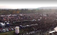 V Prahe sa na demonštrácii proti vláde Andreja Babiša zišlo podľa organizátorov 300-tisíc ľudí. Dali mu ultimátum do konca roka