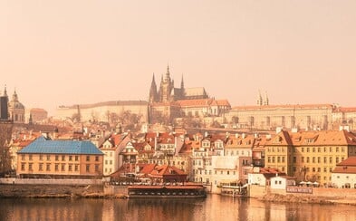V Praze dojde k úbytku nevzhledných reklam, které narušují krásu města. Nová pravidla pro vylepování plakátů začnou platit už od příštího roku V Praze dojde k úbytku nevzhledných reklam, které narušují krásu města. Nová pravidla pro vylepování plakátů začnou platit už od příštího roku
