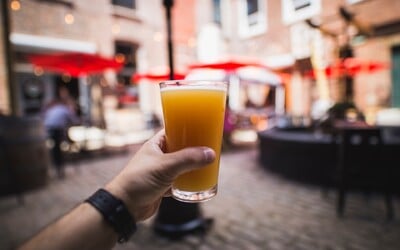 V Praze existuje 1 056 míst, na nichž je konzumace alkoholu zakázána. Jejich přesné vymezení je však matoucí