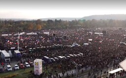 V Praze na Letné se sešlo 300 tisíc lidí, tvrdí organizátoři. Andrej Babiš od nich dostal ultimátum (Aktualizováno)