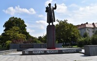 V Praze někdo opět polil rudou barvou sochu sovětského maršála. „Zůstane pomalovaná,“ vzkazuje městská část