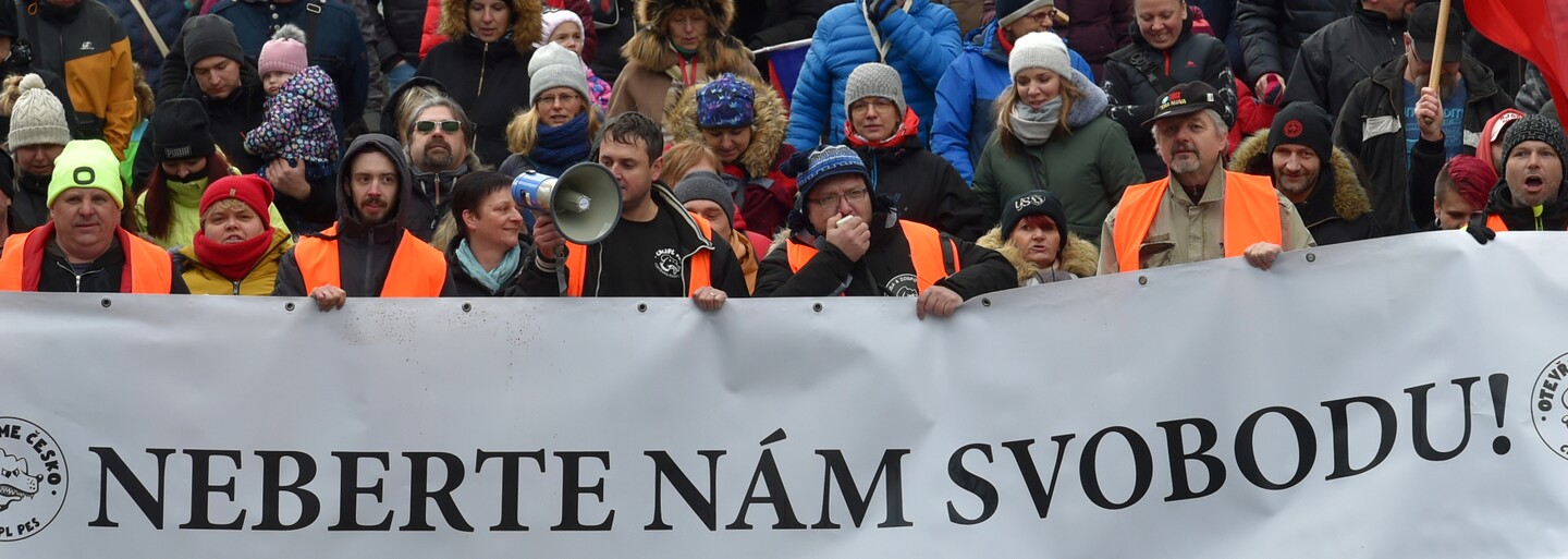 V Praze opět protestovali odpůrci očkování. Svlékli se do půl těla, podpořit je přišel i Karel Janeček