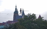 V Praze přešla světoznámá provazochodkyně 350metrové lano nad Vltavou (Fotoreportáž)