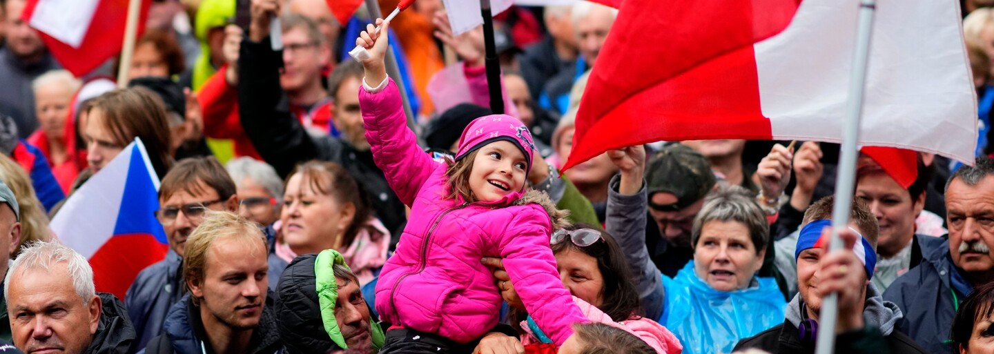 V Praze probíhá další demonstrace proti vládě. Dorazily tisíce lidí, hymnu zazpíval Tomáš Ortel