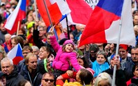 V Praze probíhá další demonstrace proti vládě. Dorazily tisíce lidí, hymnu zazpíval Tomáš Ortel