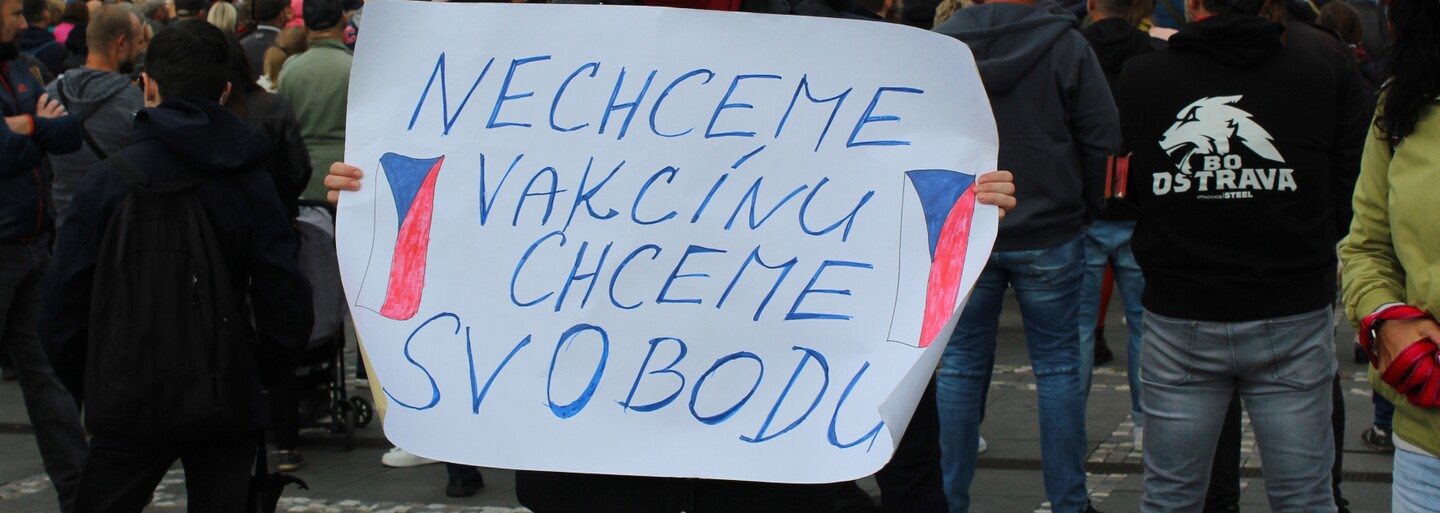 V Praze protestovala stovka lidí proti povinnému očkování dětí. To ale povinné není