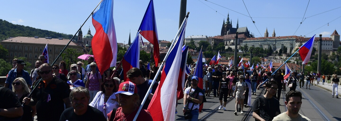 V Praze protestovalo přes tisíc demonstrantů. Chtěli demisi vlády Petra Fialy