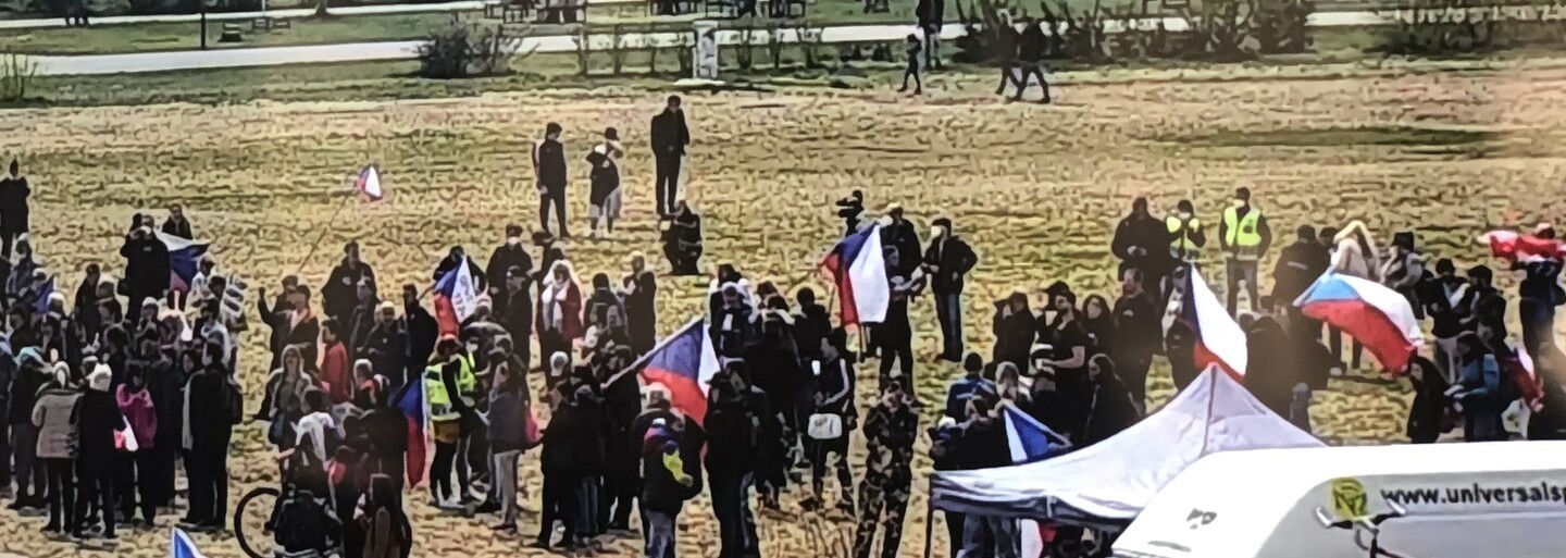 V Praze se demonstruje, řada lidí dorazila bez roušek. Hrozí jim několikatisícové pokuty