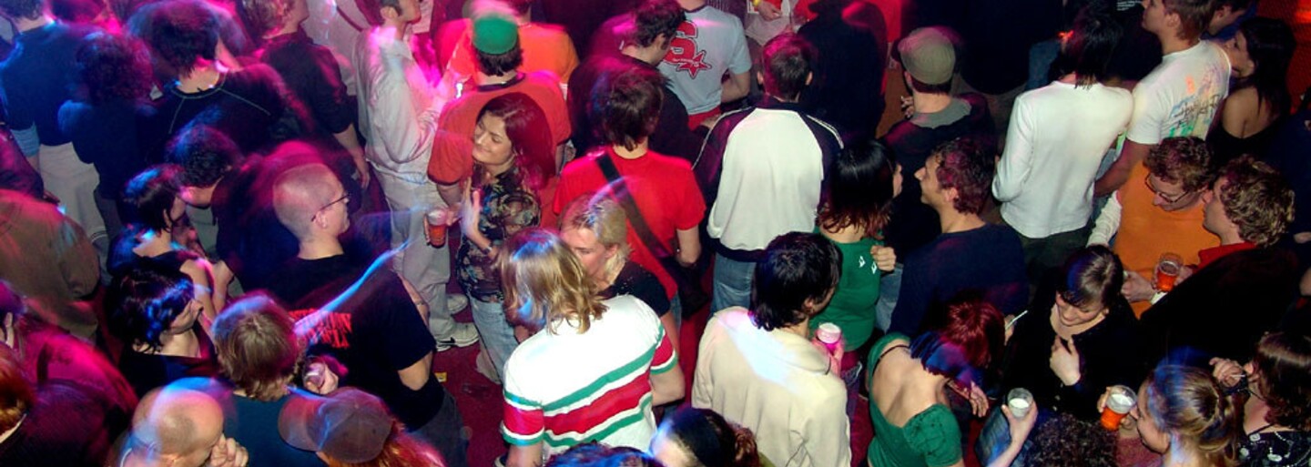 V Praze se na střeše pořádala ilegální party s cizinci ze všech kontinentů kromě Antarktidy a Austrálie