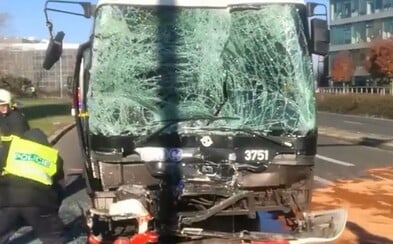 V Praze se srazily autobusy, desítky lidí jsou zraněny. Jely v nich i děti V Praze se srazily autobusy, desítky lidí jsou zraněny. Jely v nich i děti