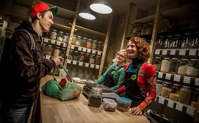 V Praze vyroste nová prodejna potravin bez obalu. Ambiciózní projekt, díky kterému i ušetříte, získal v kampani už skoro milion korun V Praze vyroste nová prodejna potravin bez obalu. Ambiciózní projekt, díky kterému i ušetříte, získal v kampani už skoro milion korun