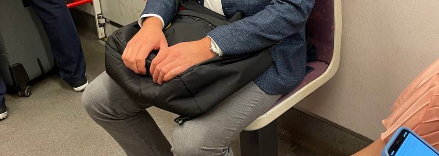V pražském metru už se nebudeš dotýkat koleny s ostatními cestujícími. Dopravní podnik mění směr sedaček