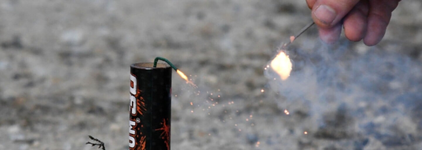 V Rakúsku a Nemecku zábavná pyrotechnika zabíjala, na Slovensku horeli aj balkóny či kontajnery