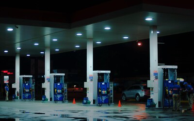 V Rakúsku klesajú ceny benzínu rýchlejšie ako u nás. Pumpy menia ceny aj dvakrát za deň