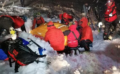 V rakúskych Alpách zachránili muža, ktorého zasiahla lavína. Pod snehom bol 5 hodín V rakúskych Alpách zachránili muža, ktorého zasiahla lavína. Pod snehom bol 5 hodín