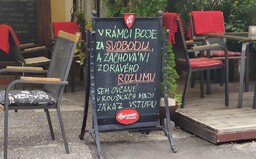 V rámci boje za svobodu sem „ovčané“ v rouškách mají zákaz vstupu, napsal na tabuli majitel restaurace na Karlštejně