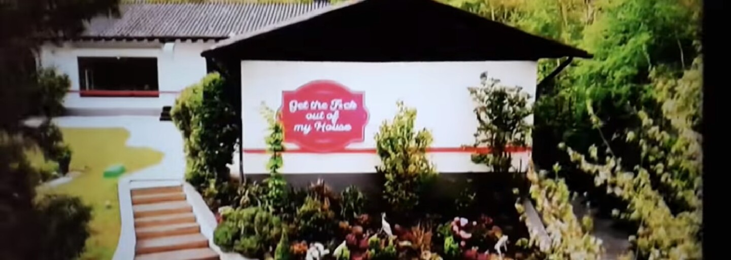 V reality šou musí 100 ľudí žiť v dome pre štyroch. Pár postelí a jedna toaleta sú skúškou nervov