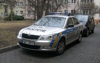 V rodinném domě u Prahy byli nalezeni čtyři mrtví lidé. Policie zjišťuje, zda nezemřeli násilnou smrtí