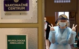 V roku 2021 môžeme zabudnúť na kolektívnu imunitu proti Covidu-19, varuje WHO. Rúška tak skoro neodložíme