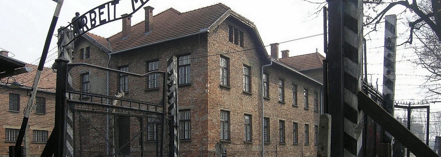 V šatníku vraj narobia poriadok. Poľská firma predáva ponožky, ktoré vyzerajú ako Hitler