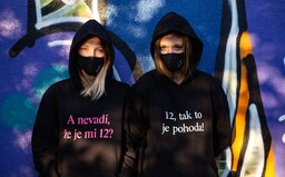 V síti vydává vlastní merch. Lidé jsou pobouřeni