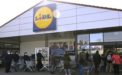 V slovenských Kauflandoch a Lidloch si seniori v čase od 13:00 do 14:30 môžu nakúpiť prednostne V slovenských Kauflandoch a Lidloch si seniori v čase od 13:00 do 14:30 môžu nakúpiť prednostne