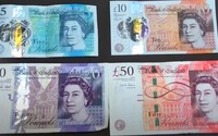 V Spojenom kráľovstve musia postupne vymeniť takmer 5 miliónov bankoviek. Na všetkých je zosnulá Alžbeta II.